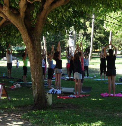 Yoga en plein air au Parc Jourdan avec Gecko Yoga