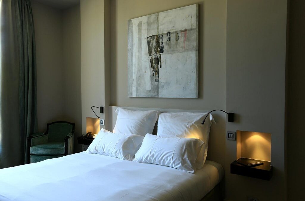 Chambre contemporaine avec grand lit blanc aux Lodges Sainte-Victoire