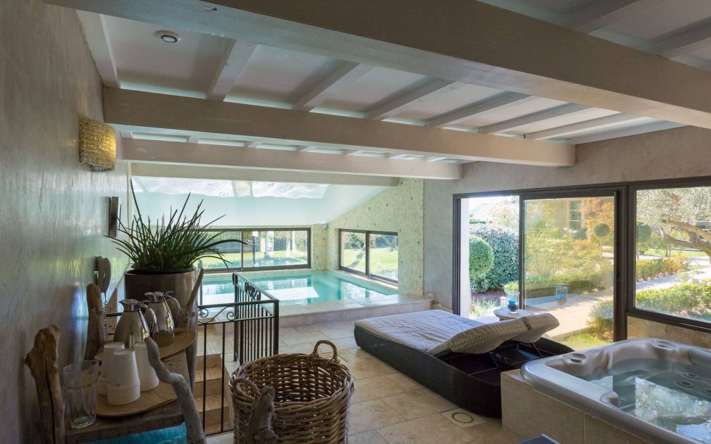 Piscine intérieure et espace détente du spa de La Bastide Saint Georges