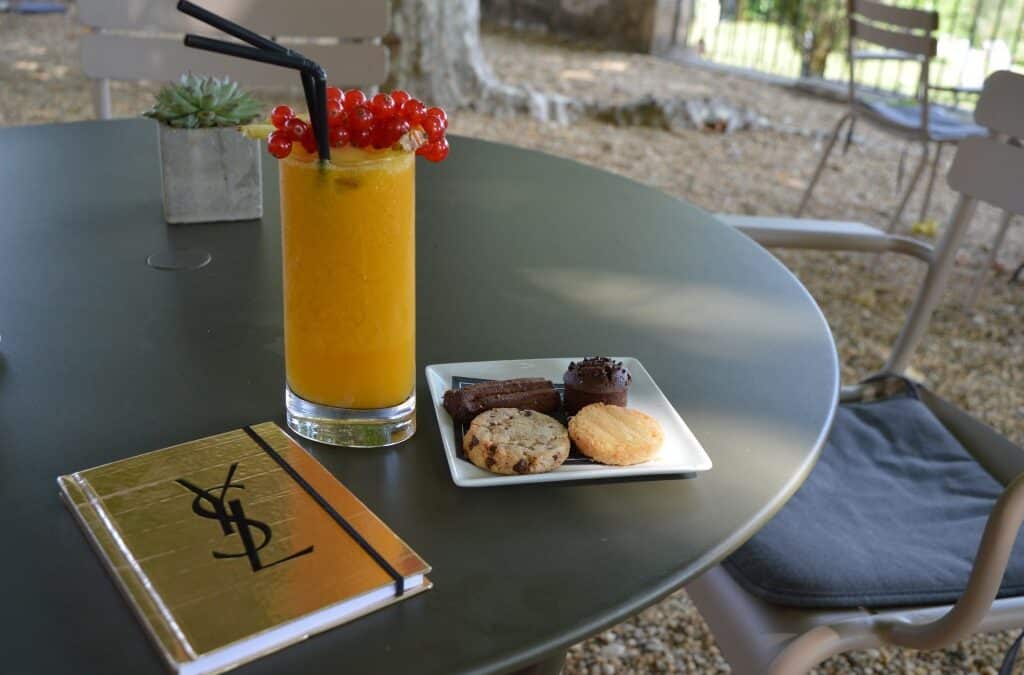Cocktail sans alcool et mignardises servis en terrasse aux Lodges Sainte-Victoire