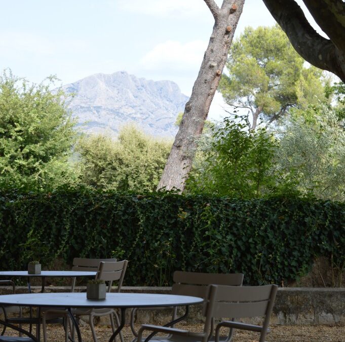 Montagne Sainte-Victoire au-dessus de la terrasse du restaurant Saint-Estève
