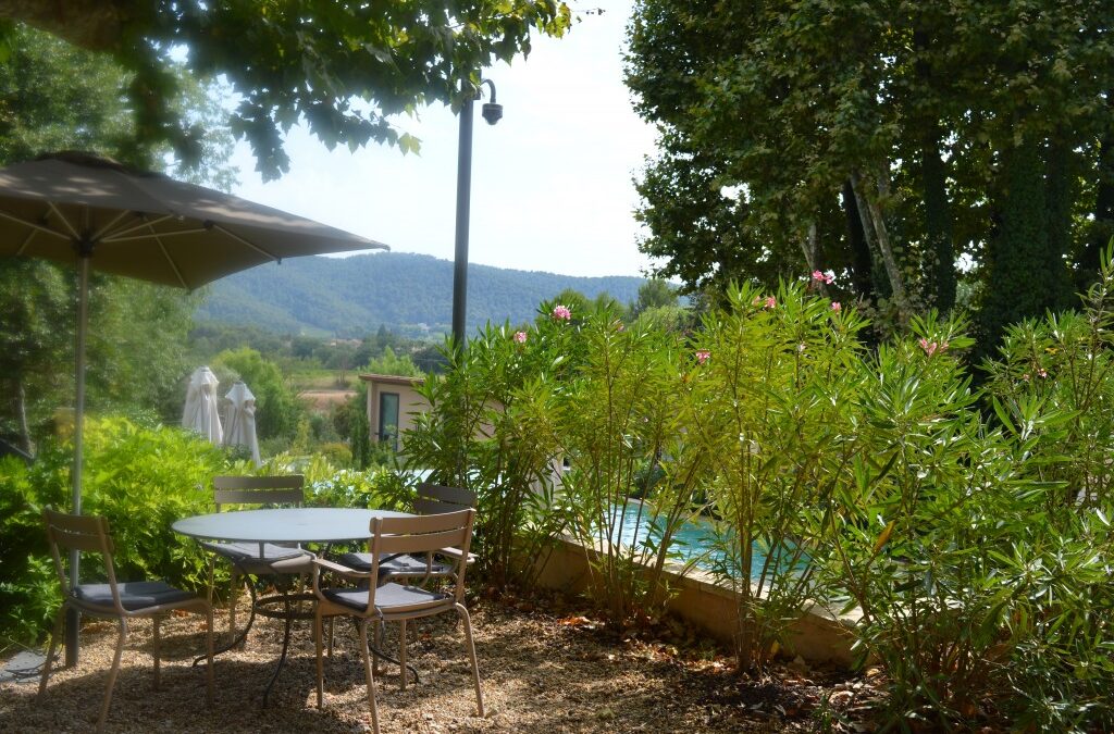 Terrasse et jardin ombragé des Lodges Sainte-Victoire, au Tholonet