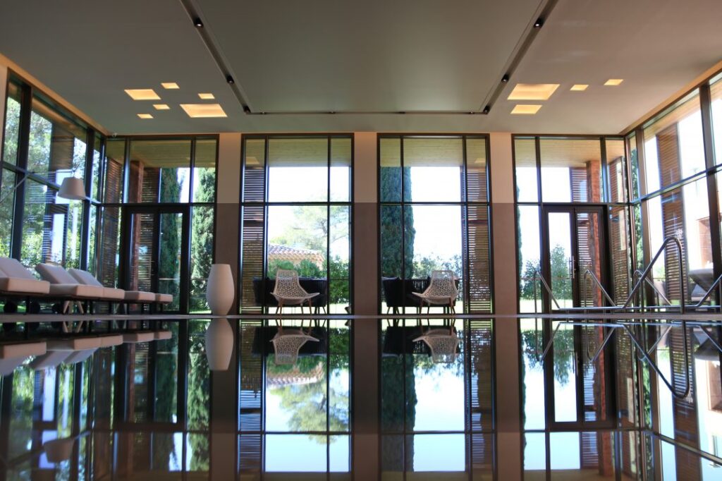 Bassin intérieur et baies vitrées du spa de l’Hôtel du Castellet