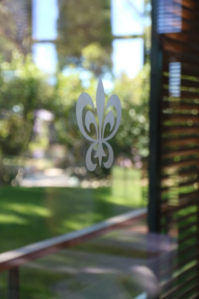 Fleur de lys gravée sur une vitre du spa du Castellet