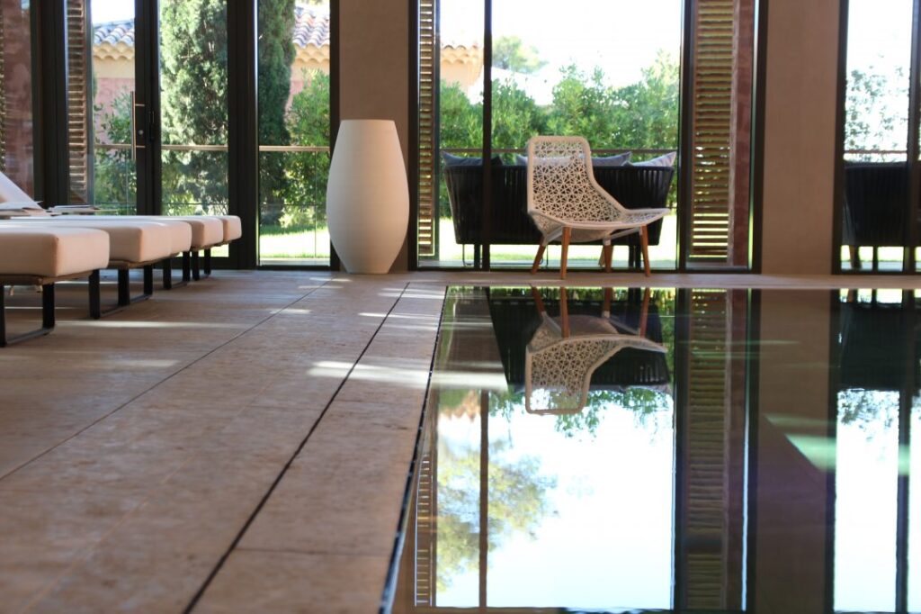 Piscine intérieure et transats du spa de l’Hôtel du Castellet, dans le Var