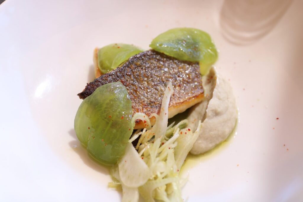 Poisson poêlé, tomatillos et purée au restaurant San Felice du Castellet