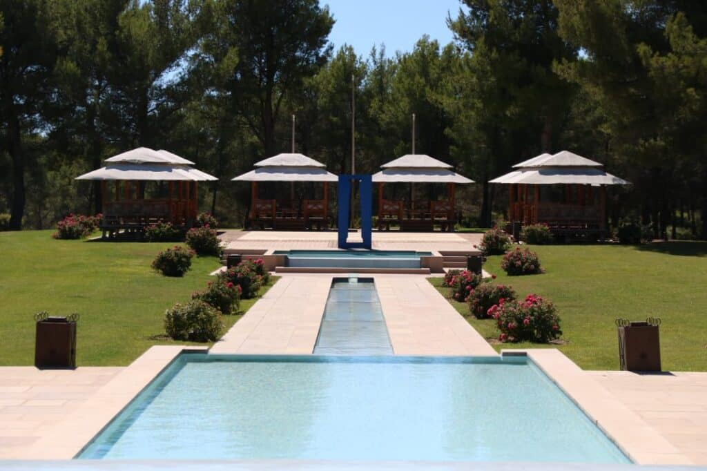 Bassin, jardin et parasols de l’Hôtel & Spa du Castellet