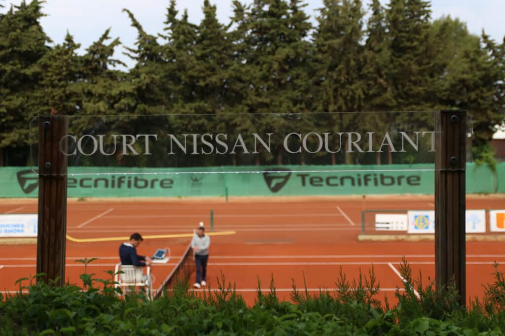 Court Nissan Couriant en terre battue au Country Club d’Aix-en-Provence