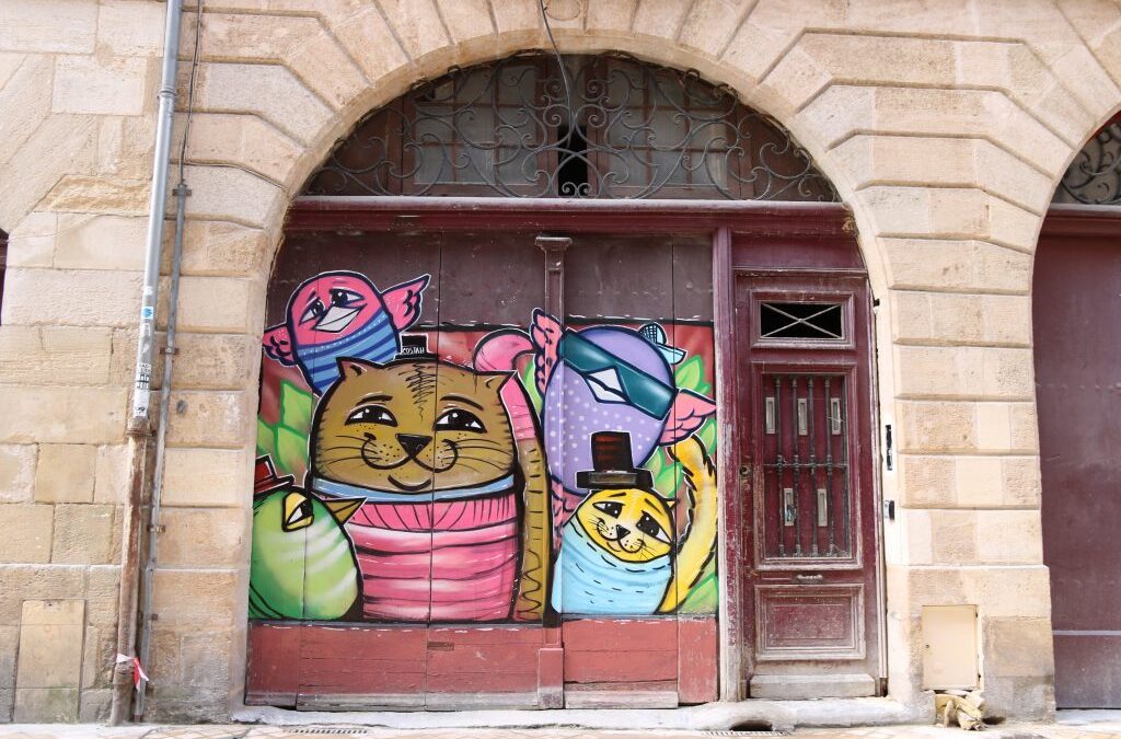 Porte cochère peinte de personnages en street art à Bordeaux