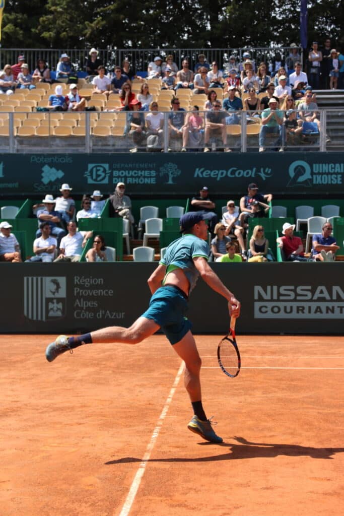 Joueur en pleine course lors d’un match de l’Open du Pays d’Aix