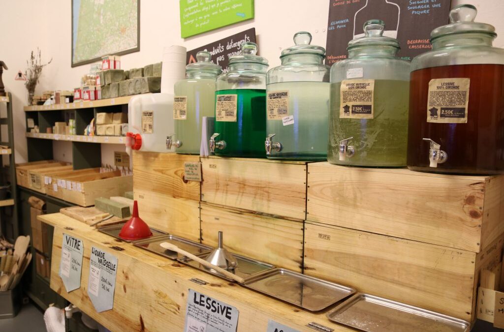 Distributeurs de produits en vrac à l’épicerie zéro déchet La Recharge, à Bordeaux