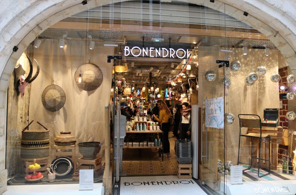 Devanture du bazar Bonendroi, rue Saint-James à Bordeaux