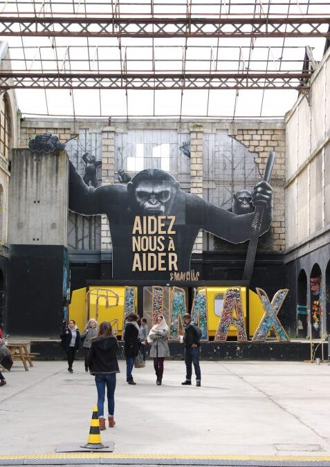 Entrée de la Caserne Niel – Darwin à Bordeaux avec fresque « Aidez-nous à aider »