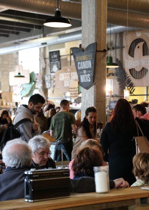 Salle animée du restaurant Le Magasin Général à la Caserne Niel – Darwin
