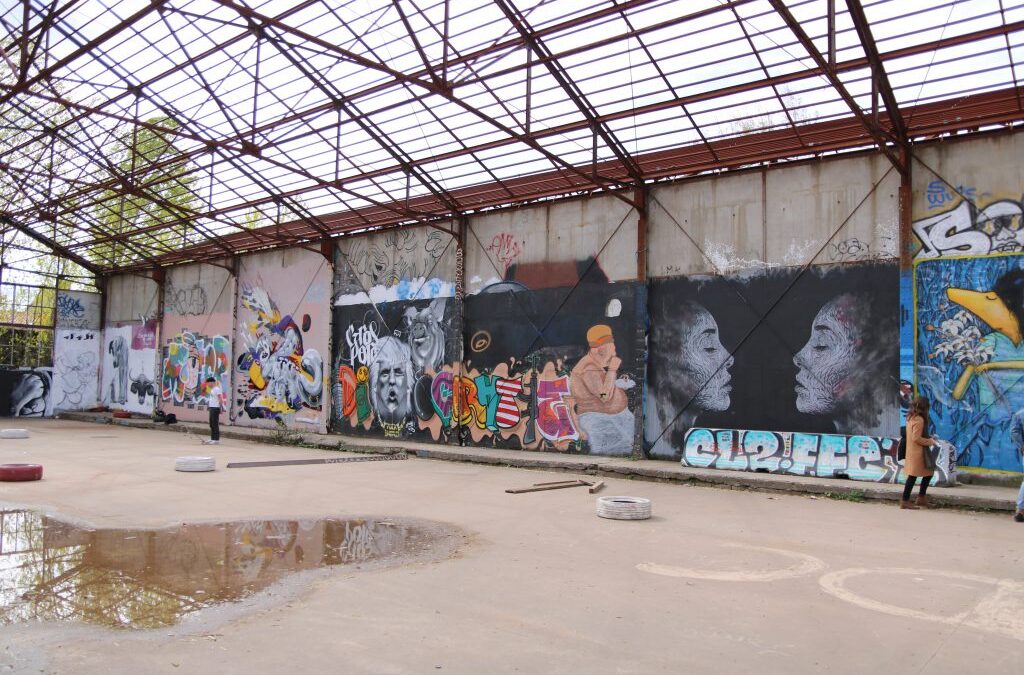 Hangar couvert de graffitis à la Caserne Niel – Darwin, à Bordeaux
