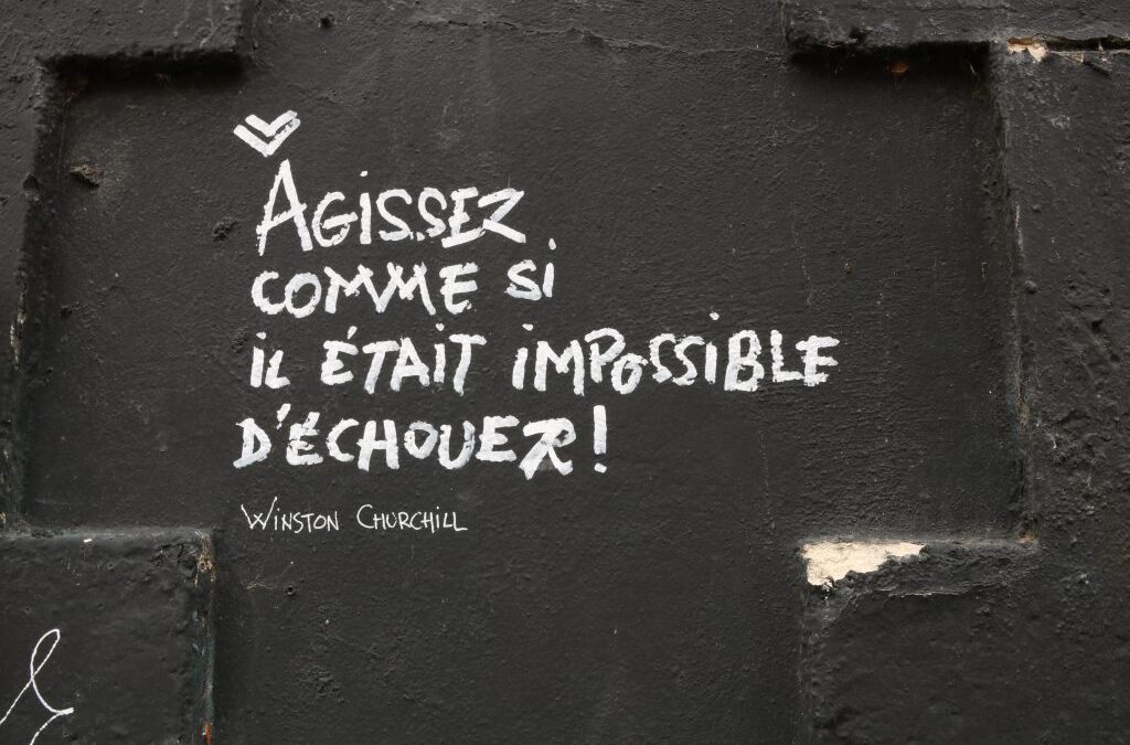 Citation de Winston Churchill écrite à la craie sur un mur noir de Darwin