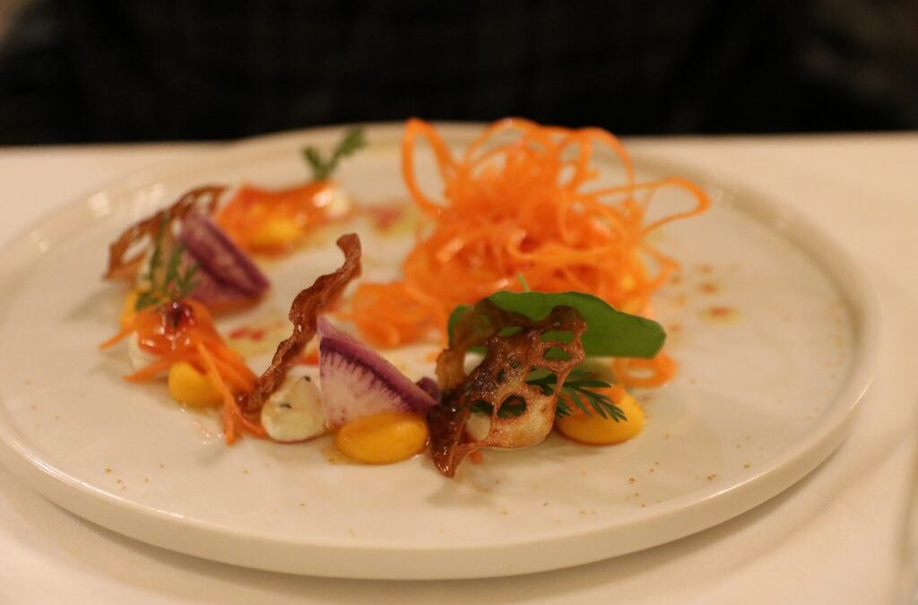 Assiette gastronomique colorée au restaurant Le Quatrième Mur de Philippe Etchebest