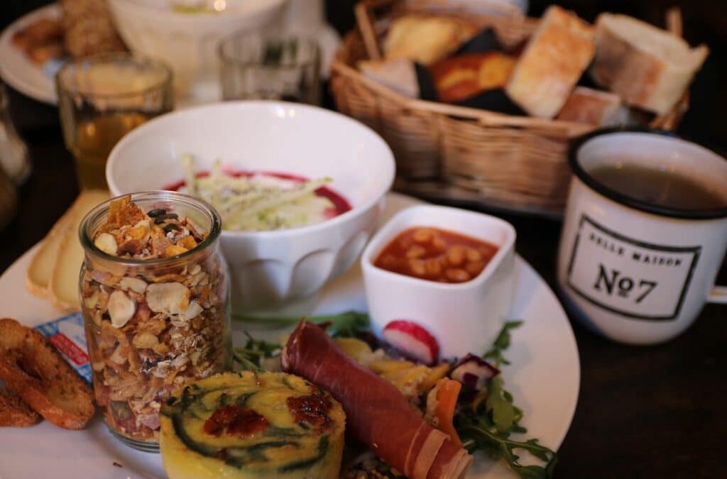 Brunch avec granola, scones et thé au salon Plume, à Bordeaux