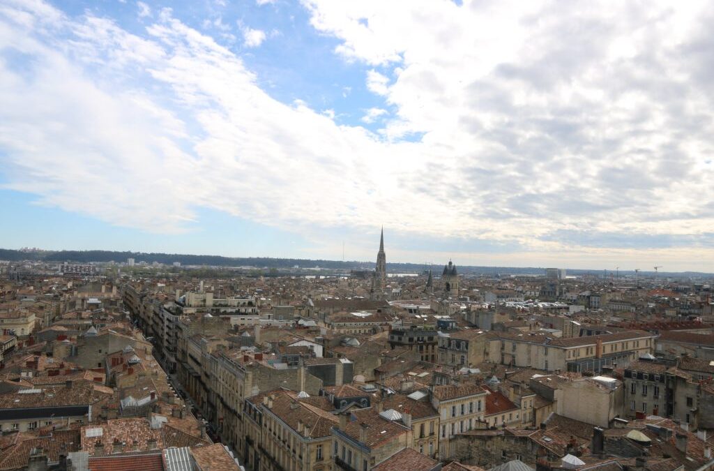 Vue sur les toits de Bordeaux depuis le sommet de la tour Pey-Berland