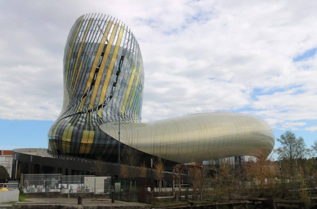 Bâtiment doré de la Cité du Vin au bord de la Garonne, à Bordeaux