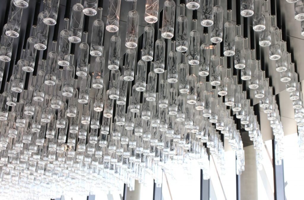 Plafond de bouteilles suspendues à la Cité du Vin
