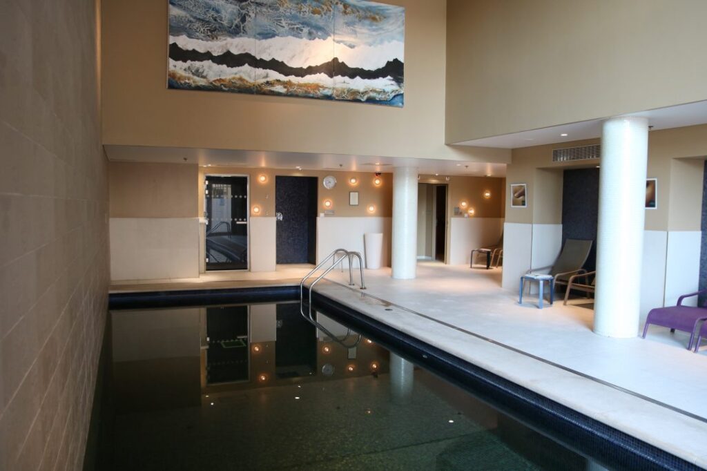 Piscine intérieure et transats du Spa Renaissance, à Aix-en-Provence