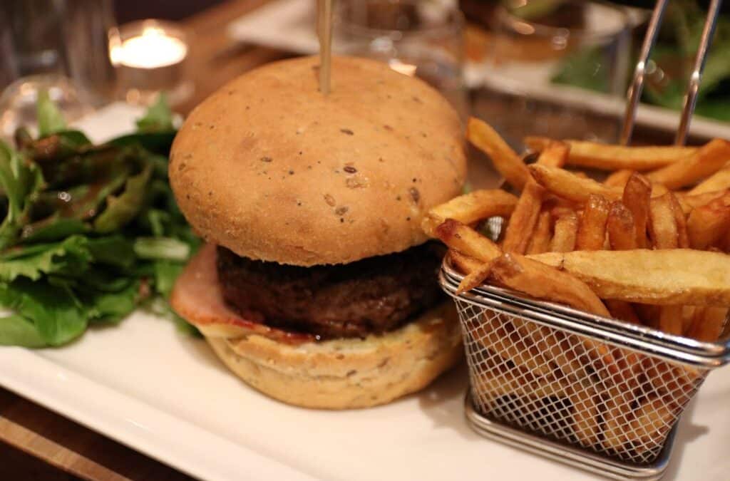 Burger et frites dans un panier au restaurant Chez Mémé, à Bordeaux