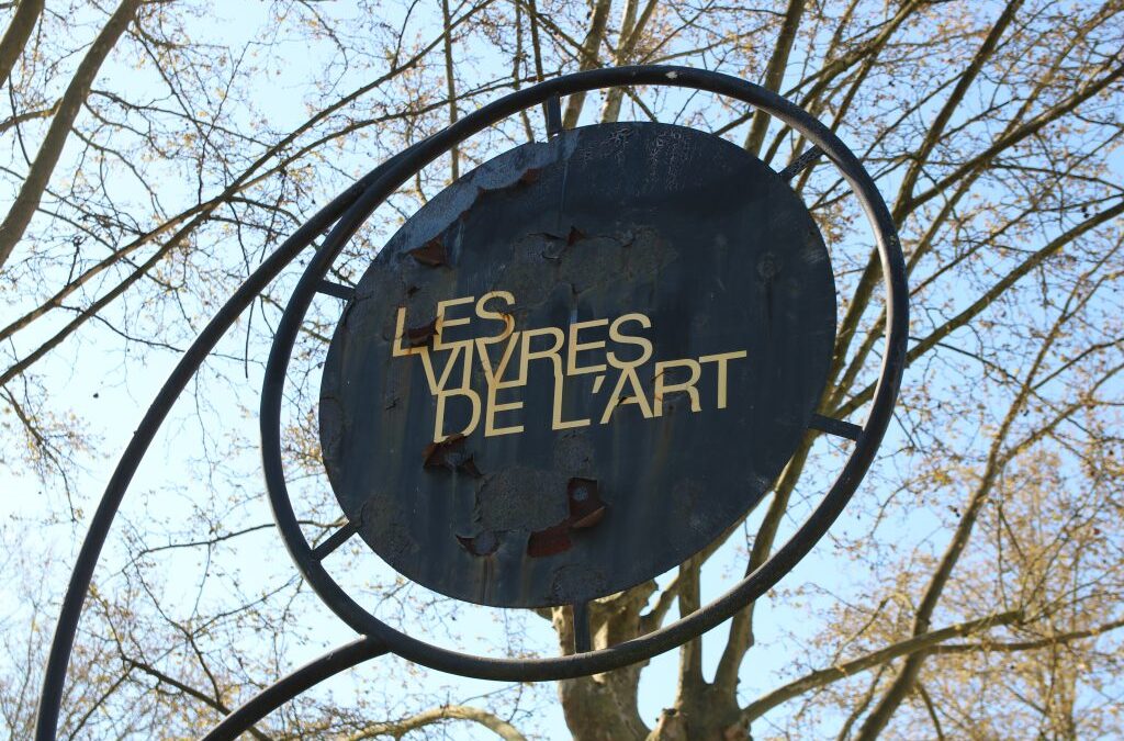 Enseigne ronde des Vivres de l’Art, à Bordeaux
