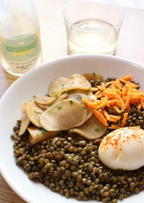 Plat de lentilles, œuf et légumes au restaurant Copine Claude, à Bordeaux