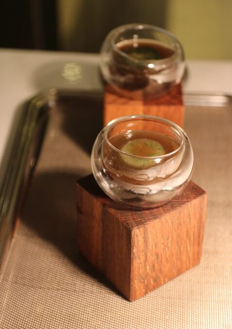 Petits pots en verre posés sur un cube de bois à L’Auberge de Saint-Rémy
