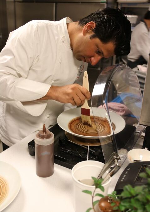 Chef dressant une assiette en cuisine à L’Auberge de Saint-Rémy-de-Provence