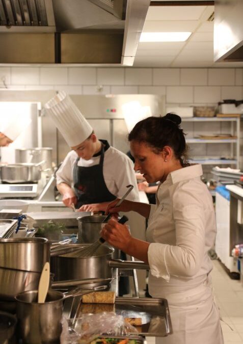 Cheffe au travail dans la cuisine de L’Auberge de Saint-Rémy