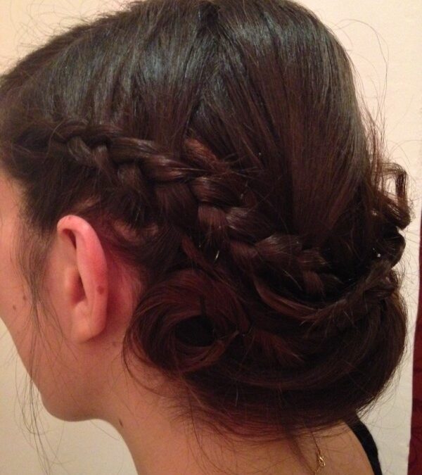Chignon tressé bas vu de dos réalisé par la créatrice capillaire Imp’hairial