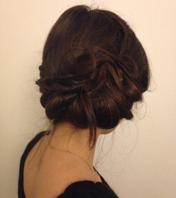 Coiffure de soirée en chignon tressé vue de dos, création Imp’hairial