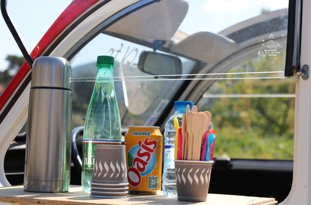 Thermos, eau et boissons pour la pause pendant la balade en 2CV
