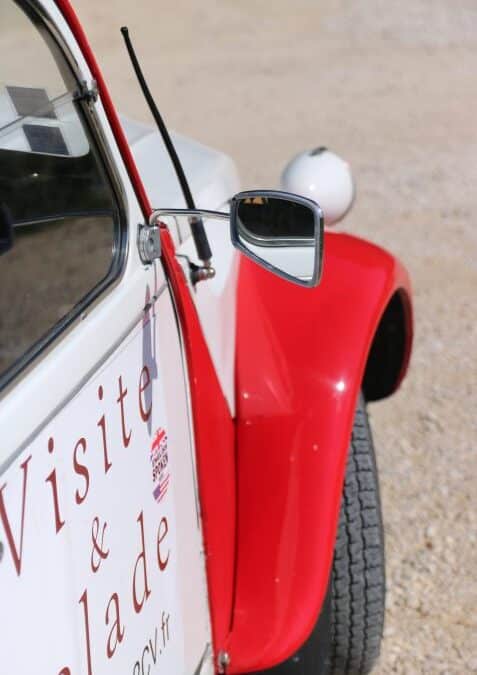 Portière de la 2CV d’Aix en 2CV avec l’inscription « Visite & Balade »
