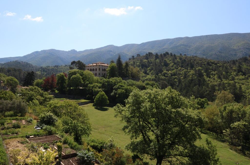 Vallée verdoyante et château de Vauvenargues depuis la balade en 2CV