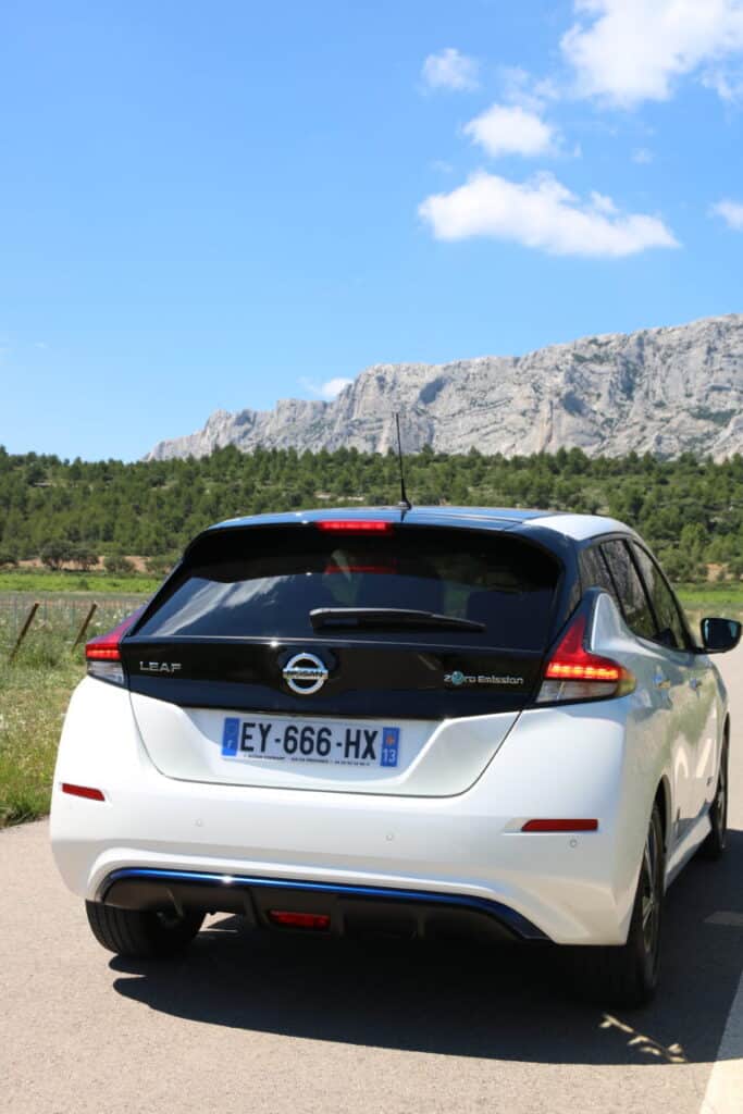 Nissan Leaf blanche garée face à la montagne Sainte-Victoire