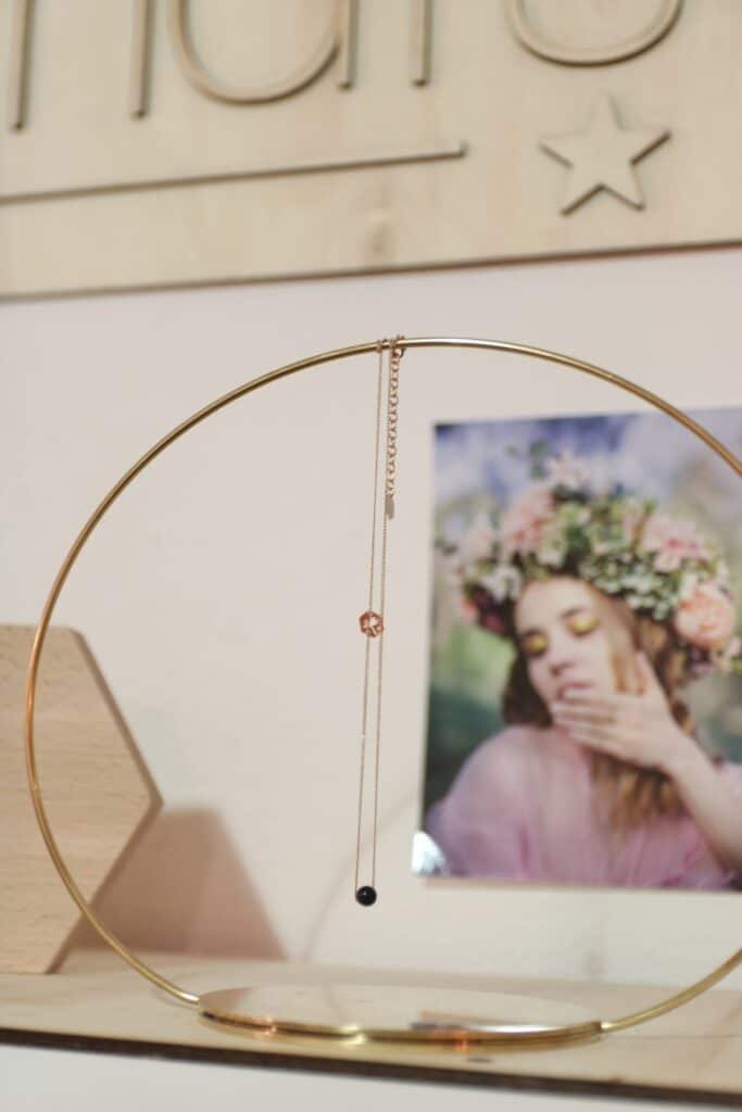 Cercle doré et photo de femme couronnée de fleurs en déco chez Aix and Co