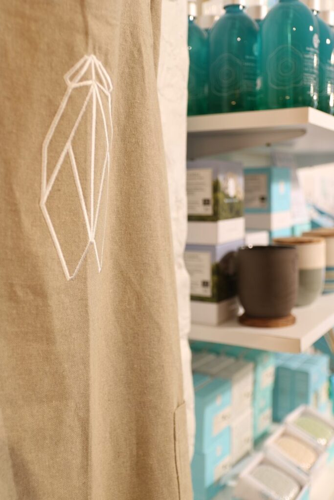 Étagères de cosmétiques et rideau en lin brodé chez Aix and Co
