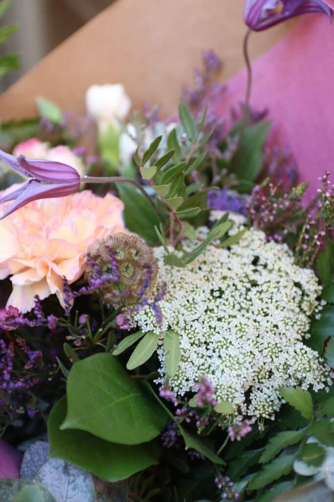 Bouquet de fleurs fraîches aux tons roses et violets chez Aix and Co