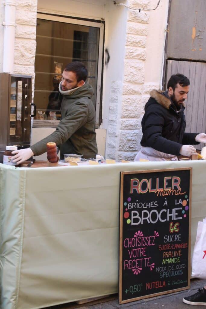 Stand Roller Mama de brioches à la broche devant la boutique Aix and Co