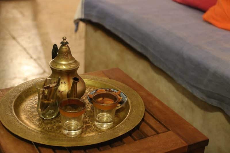 Plateau de thé à la menthe avec théière orientale au Hammam des Prêcheurs, à Aix-en-Provence