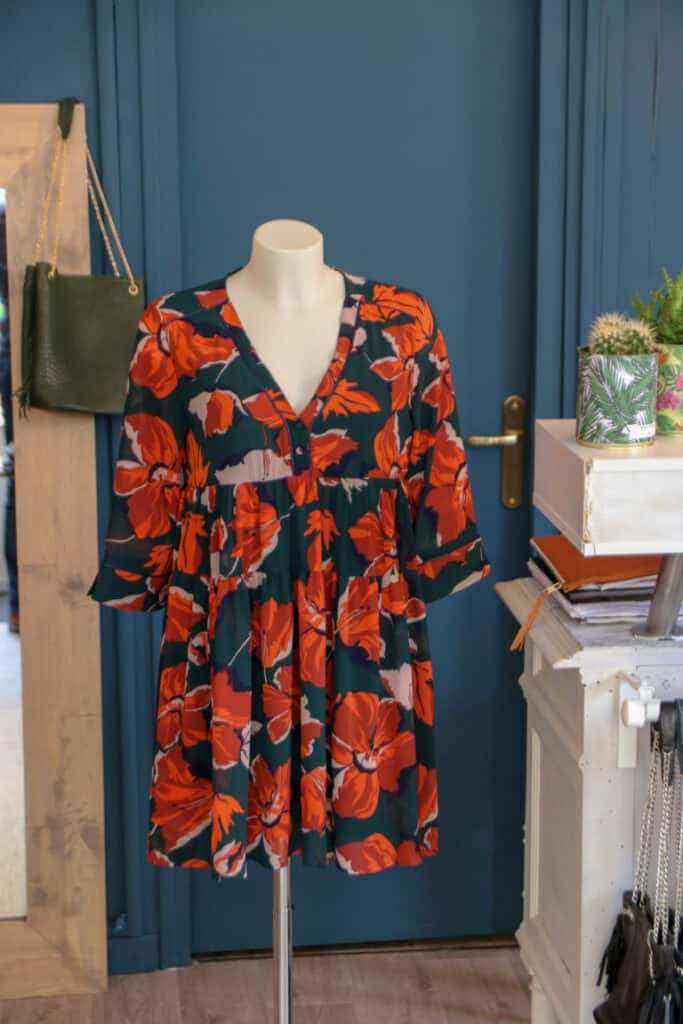 Robe fleurie rouge et noire sur un mannequin chez Abbie & Lou, à Salon-de-Provence