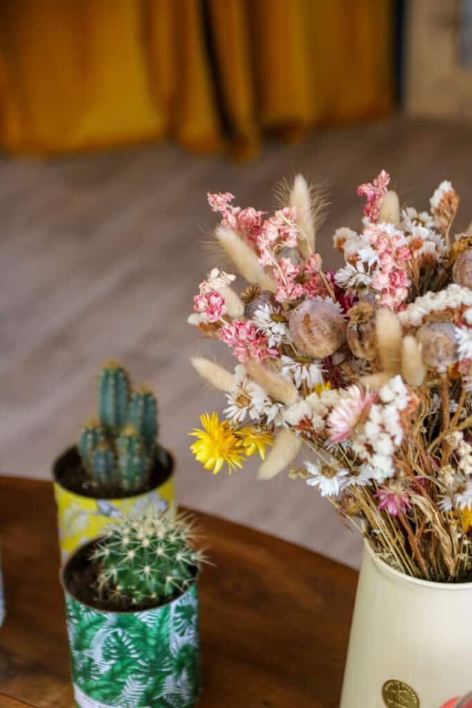 Bouquet de fleurs séchées et cactus en pots à la boutique Abbie & Lou