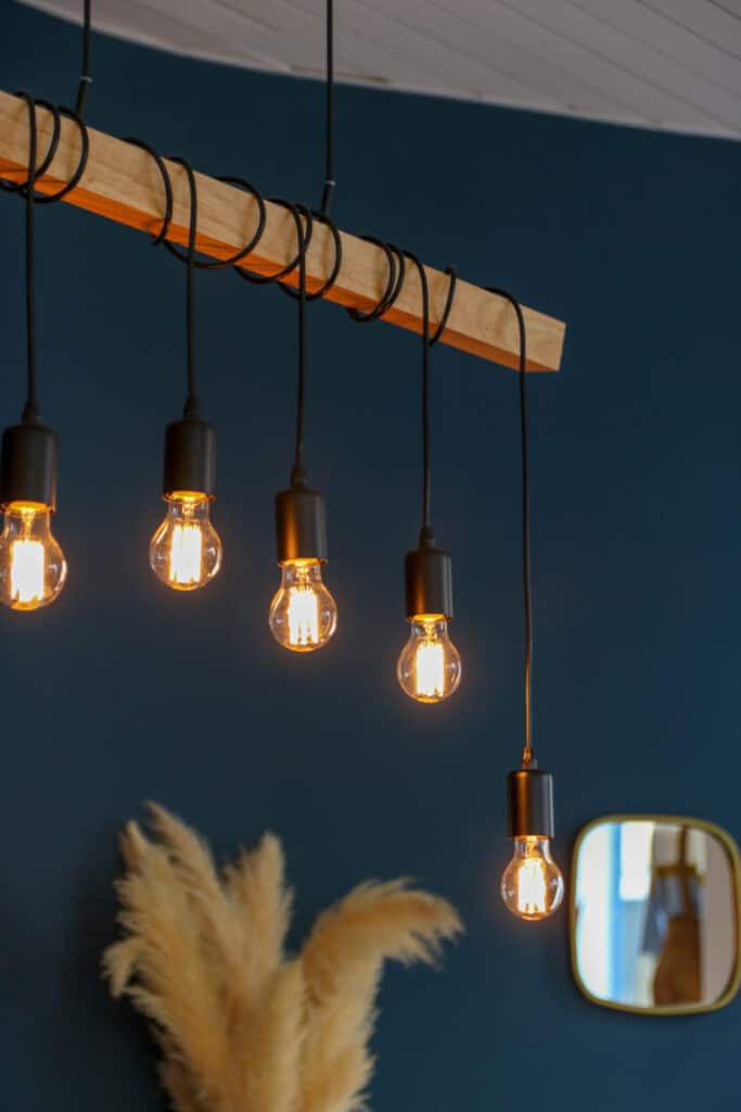 Suspension d’ampoules sur une poutre et herbes de la pampa dans la boutique Abbie & Lou
