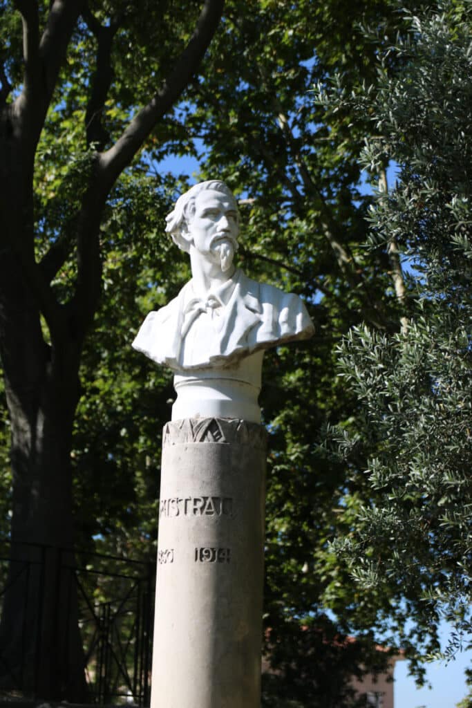 Buste en marbre sur une colonne au milieu des arbres du parc Jourdan