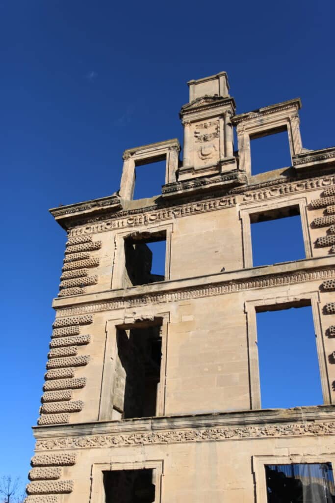 Façade Renaissance en ruine du château de La Tour-d’Aigues sous un ciel bleu