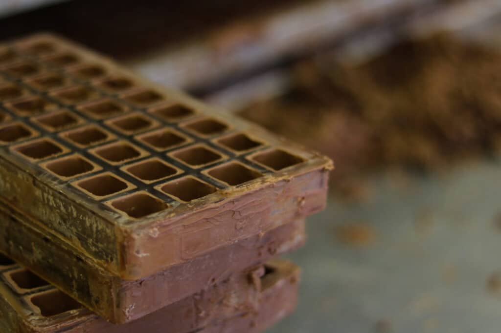 Moules à chocolat empilés dans l’atelier de fabrication de Puyricard