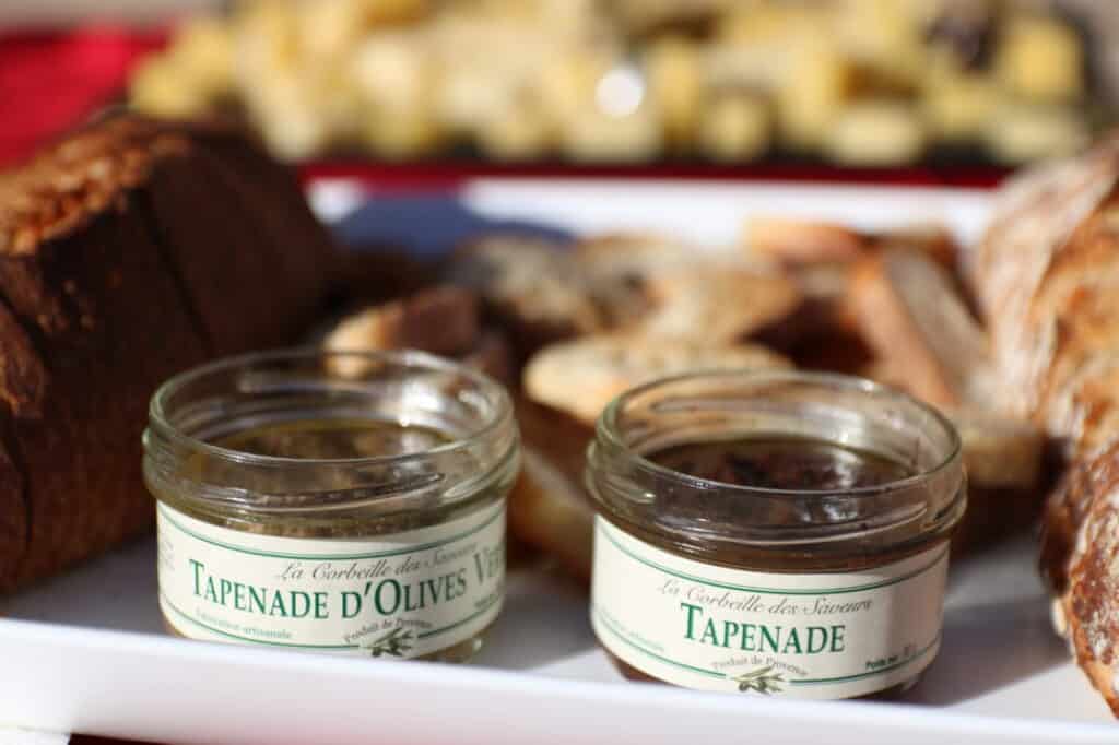 Pots de tapenade d’olives et pain servis avec la dégustation de vins